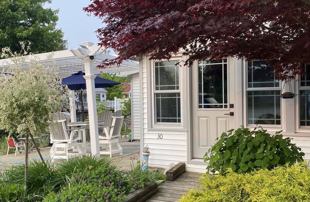 CoZzzy Family Cottage on Lake Erie with Crib & Bunks!