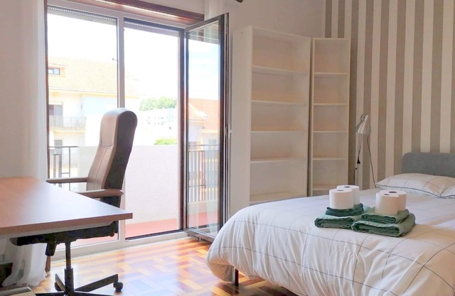 CQ3 ❤️ Cozy Bedroom with Balcony & Double Bed