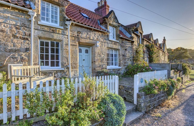 CRAB COTTAGE, pet friendly, character holiday cottage in Sandsend