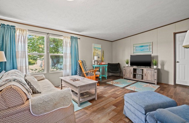 Crabby Pines - Pet friendly modern accommodations!