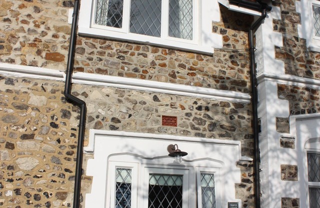 CRABPOT COTTAGE IN BEER, DELIGHTFUL 1 BED HOUSE, SEA VIEWS & 50 METRES FROM BEAC