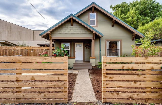 "Craftsman Oasis" offers a central location 5 minutes to river park bike path.