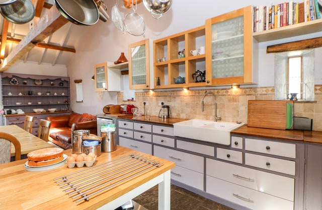 CRAKESMIRE HOUSE, pet friendly, character holiday cottage in Gainford