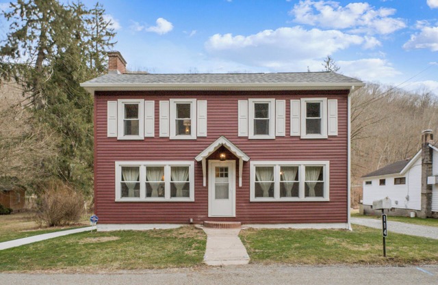 Creek side 3 bedroom house on the Loyalhanna in Ligonier. Close to Idlewild.
