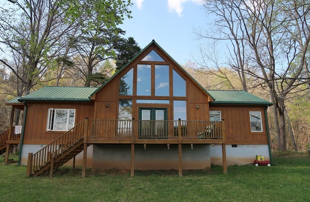 Creekfront Family-friendly Cabin in Blue Ridge Mountains