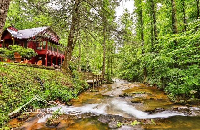 Creekfront, hot tub, pet friendly, fenced yd, easy access, game room, WIFI