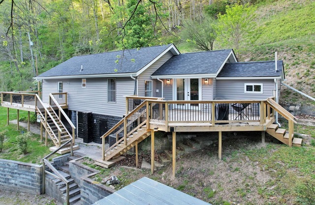Creekfront mountain cabin on Tumbling Creek with 2 bed, 2 bath and dog friendly!