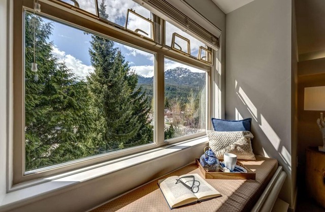 Creekside 3BR: Sleeps 8,Hot Tub,Pool,Parking,BBQ & Near Shops and Restaurants!