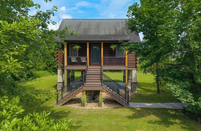 Creekside Cabin | Kayaks + Hot Tub
