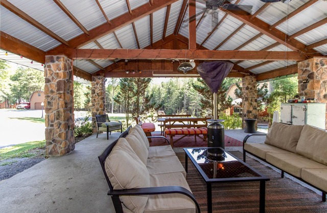 CREEKSIDE CABIN @ THE BEAR'S DEN 5 beds & 3 baths, 30 acres, trout stream & pond