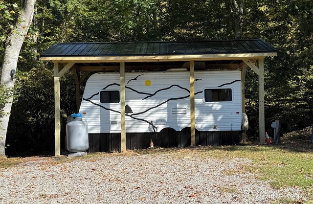Creekside Camper/Mountain Hiking/National Forest!