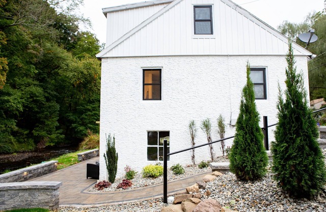 Creekside Cottage with beautiful patio and hot tub!