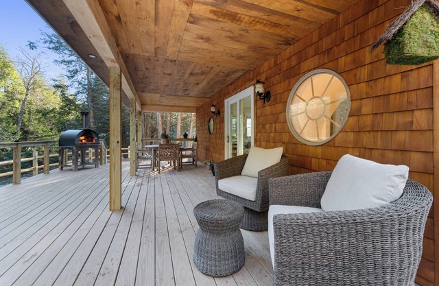 Creekside Couple's Retreat w Hot Tub, Sauna and Game Room, 2 minutes from lake