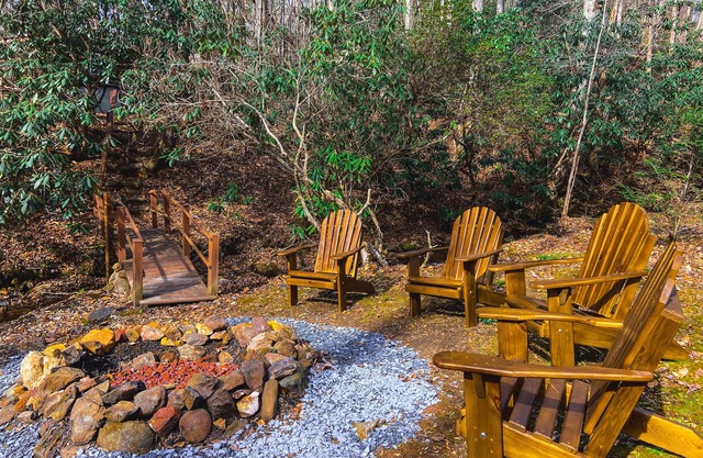 ⭐️Creekside Firepit l 3.5 Acres l Wood Burning Stove l Dog Friendly