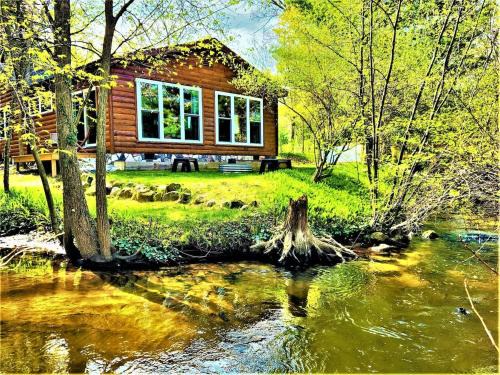Creekside Hot Tub-Walk to Beach-Uniquely Northern