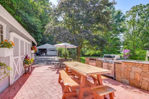 Creekside Milford Studio with Gas Grill and Mtn Views!