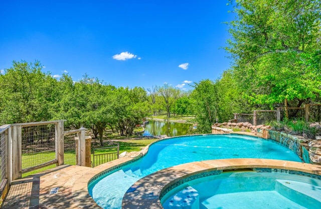 Creekside: Relaxing Retreat by the Water Awaits!