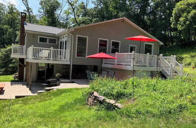 Creekside Retreat-spacious cottage nestled in the wildflowers and lush woods
