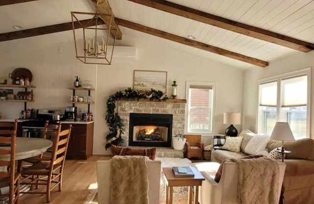 Creekside With Hot Tub, Gas Fireplace, Fishing, Minutes to Downtown and Omni Spa