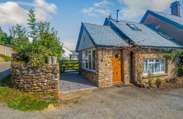 CREENAGH'S COTTAGE, pet friendly, with a garden in Withypool