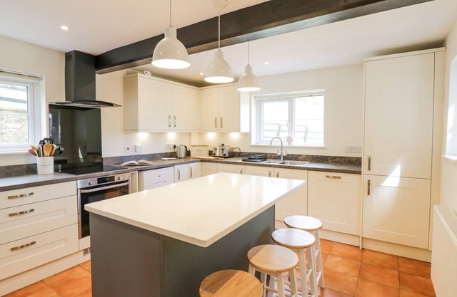 CREWS HILL HOUSE, character holiday cottage, with hot tub in Alfrick