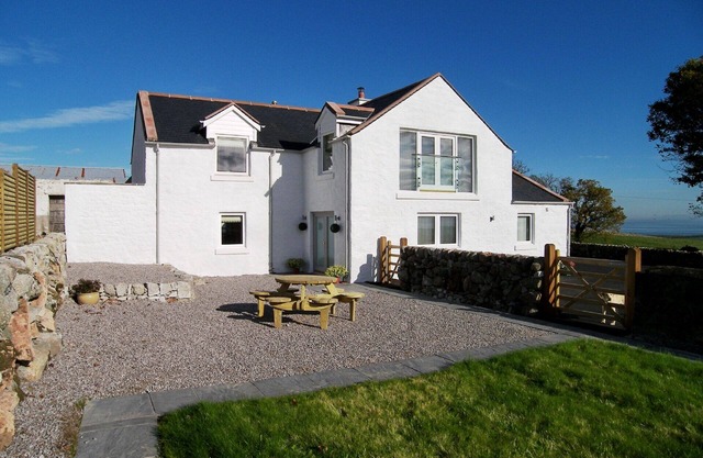 Criffel Glen - a house that sleeps 6 guests in 3 bedrooms