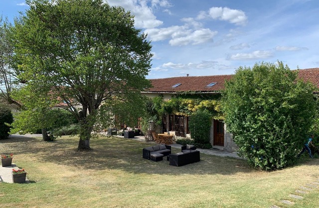 Crillon Sleeps 8 with shared 12m x 6m swimming pool