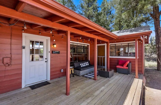 Crimson Bungalow w/AC, Fully Fenced Yard, 3 Smart TVs, W/D, Fast WiFi on Forest.