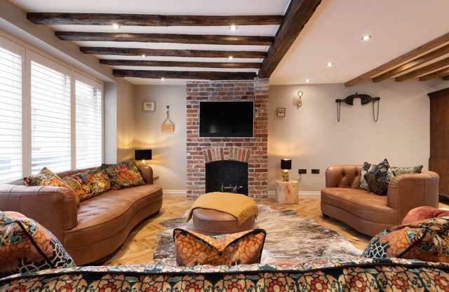 Crippens, atmospheric , Historic,Quirky, Wood Burning Fire,Parking, EV, Central