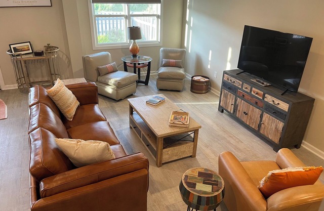Crisp .clean beautiful recently renovated apartment ! Long TERM RENTAL option