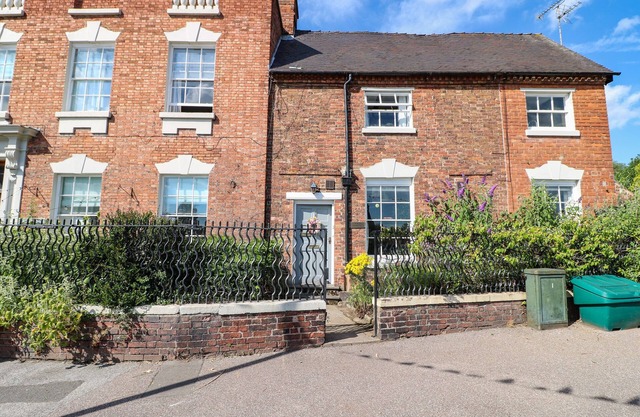 CROFTS ANNEXE, pet friendly, with a garden in Abbots Bromley