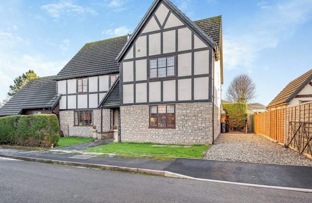 Cromwell House - UK42450