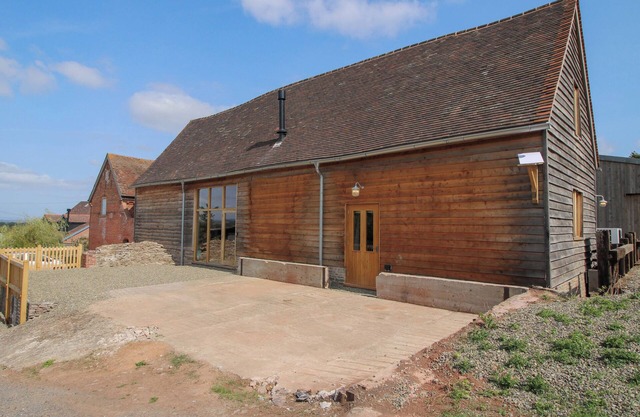 CROOK BARN, pet friendly, character holiday cottage in Tenbury Wells