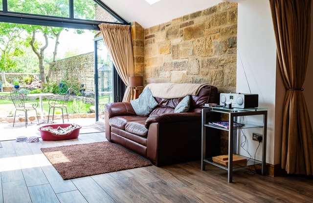 CROSS HOUSE STUDIO Dog Friendly Stone Barn Conversion in the Heart of Warkworth