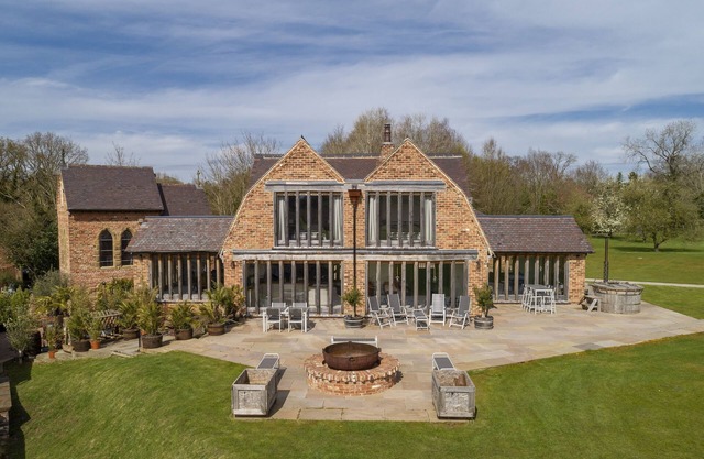 Crossbrook Farm is a stunning detached three bedroom property situated off its own private drive and
