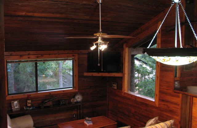 Crow's Nest Cabin on Piper Lane
