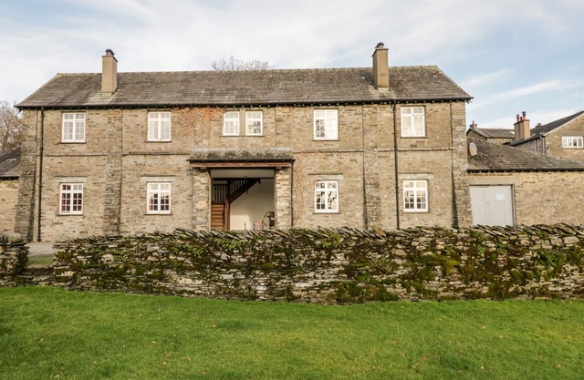 CRUMMOCK, pet friendly, with open fire in Sawrey