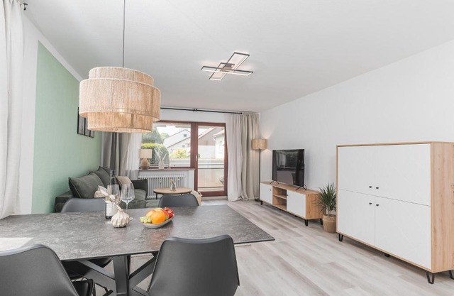 Cruwzo - Fantastic Apartment with Balcony and Parking