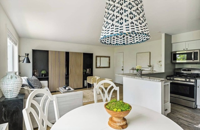 Crystal City Boutique Flats 2BR/Free Parking