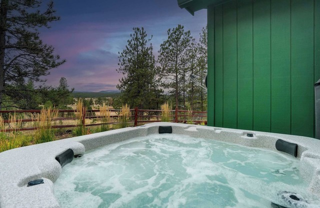 Crystal Retreat! Hot Tub, Trails & Mountain Views