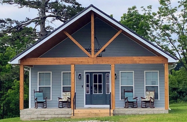 Culper Retreat- Charming 2-bedroom house in welcoming Cookeville with WiFi, AC