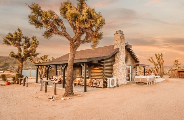 Curated Wild West Cabin w Private Saloon, Hot tub/Pool, Downtown Pioneertown!