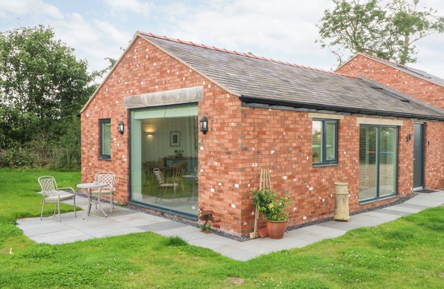 CURLEW, romantic, character holiday cottage, with a garden in Tilston