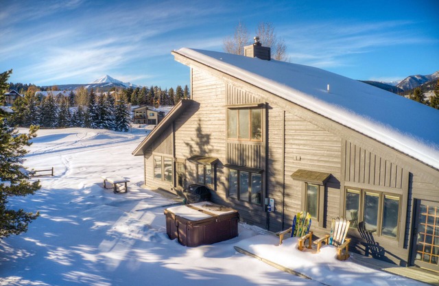Curley Bear Den - Four Bdrm House - Newly remodeled with NEW 6 person Hot Tub!