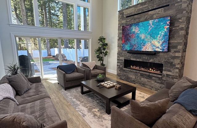 Custom-built Detroit Lake house - walking distance to the lake and town!