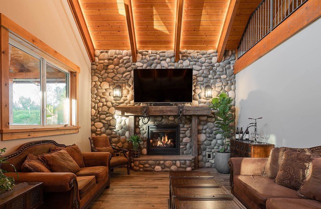 Custom Gorgeous New Chalet style cabin