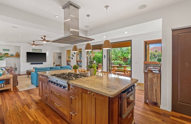 Custom Home Walking Distance to the Grand Hyatt and Shipwreck Beach