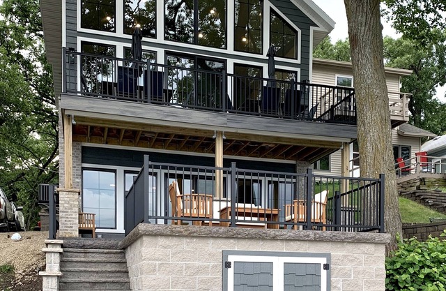 Custom lake home, dock/boat lift, private beach, sleeps up to 15 see description