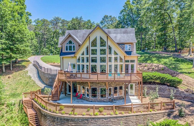 Custom Lakefront home with 2-story dock, Wifi, Game Room and Fireplace