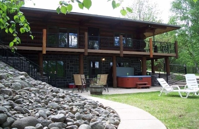 Custom Log Lake House on Wynne Lake with Pontoon Boat. Summer 1 week Sat to Sat